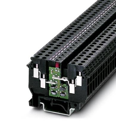 Čierny elektrický konektor s viacerými pripojovacími bodmi a zelenou doskou plošných spojov v strede.