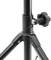 Statív s čiernym kovovým rámom, nastaviteľnou svorkou a otočným gombíkom na úpravu výšky. Vhodný pre foto- alebo svetelnú techniku.