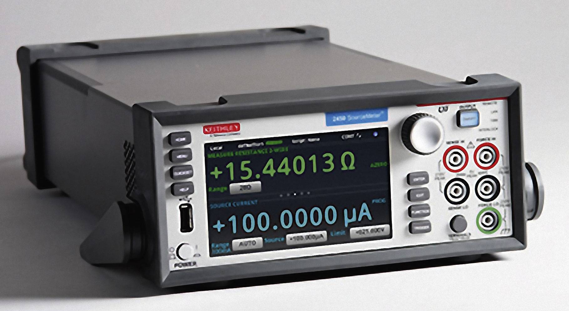 Digitálny multimeter zobrazuje na displeji hodnotu odporu '15,44013 ohmov' a prúd '100,0000 μA'.