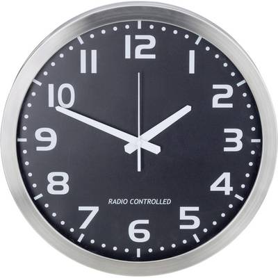 Analógové nástenné hodiny s čiernym ciferníkom a bielymi číslami. Čas je 10:10.