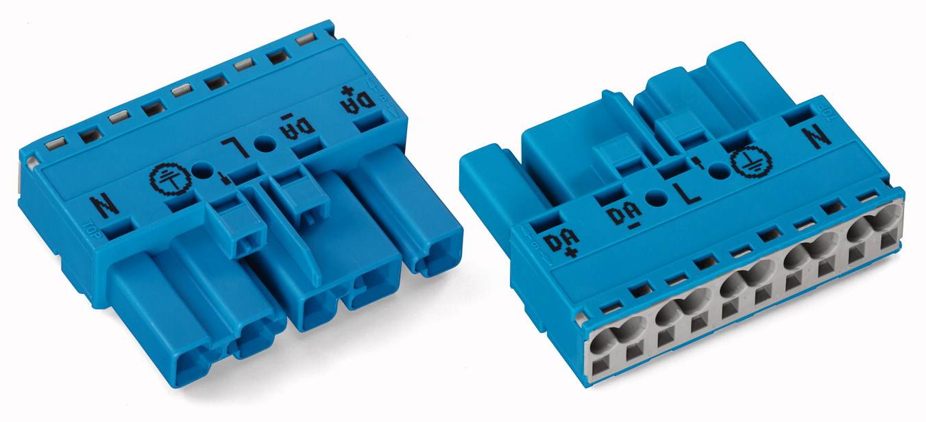 Dva modré elektrické konektory, jeden s tromi kolíkmi a druhý s viacerými zásuvkami, každý s popiskami a symbolmi.