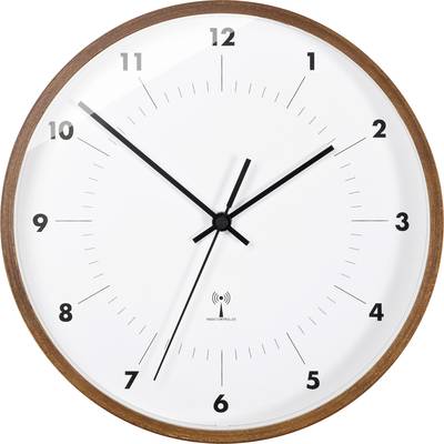 Analógové nástenné hodiny s hnedým rámom ukazujú 10:10. Hodiny majú čierne hodinové a minútové ručičky a minútové značky.