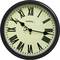 Analógové nástenné hodiny s rímskymi číslicami a dvoma čiernymi ručičkami ukazujú 10:10.