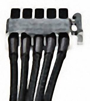 'Strieborné pripojenie so šiestimi čiernymi káblami, ktoré vedú nadol, upevnené na držiaku na pravej strane obrázku.'