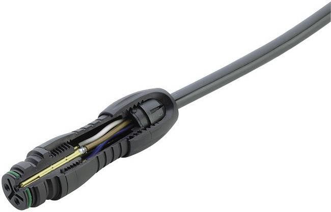 Čierny elektrický kábel so zástrčkou, ktorého otvorená časť odhaľuje vnútorné vodiče: modrý, hnedý, zeleno-žltý.