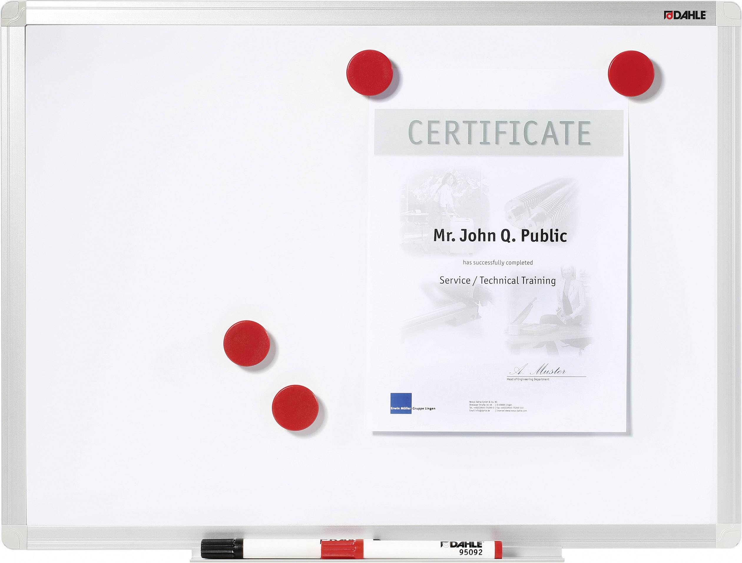 Certifikát pripnutý na bielej tabuli červeným magnetom. Nápis: 'Pán John Q. Public úspešne absolvoval školenie zo servisu/techniky'.
