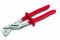 Červené vodoinštalatérske kliešte z kovu s vrúbkovanou rukoväťou a nastaviteľnou čeľsťou, vhodné pre inštalatérske práce a remeselnícke činnosti.