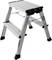 Malý hliníkový skladací rebrík s tromi stupňami a gumenými nožičkami pre stabilitu. Ideálny pre domáce práce.