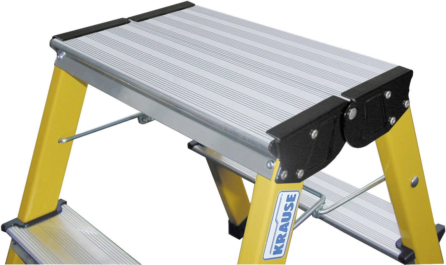 Žltý sklápací kovový rebrík, zložený, zobrazuje hornú časť schodíkov s protišmykovými pásikmi.