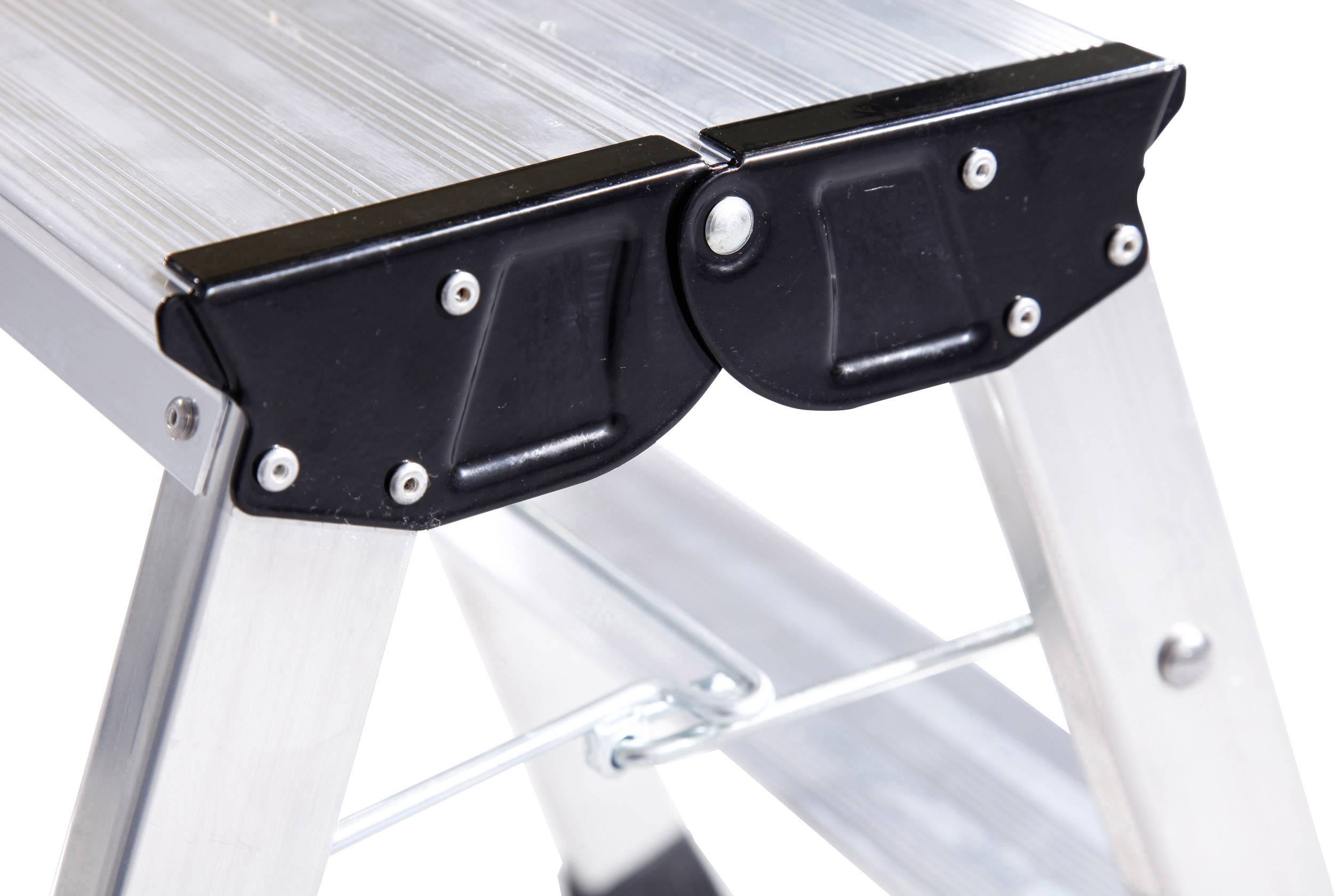 Hliníkový rebrík v detailnom zábere, ukazujúci robustnú kĺbovú konštrukciu a kovové stupne.