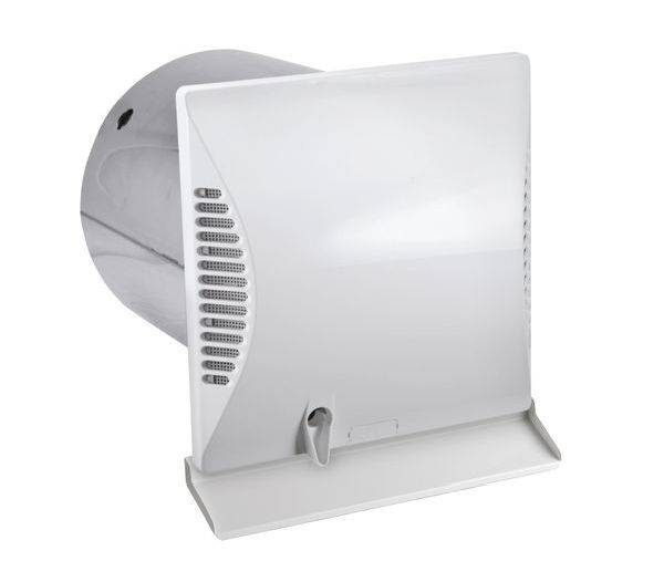 Biely, štvorcový stenový ventilátor s bočnými vetracími štrbinami. Používa sa na vetranie vnútorných priestorov.