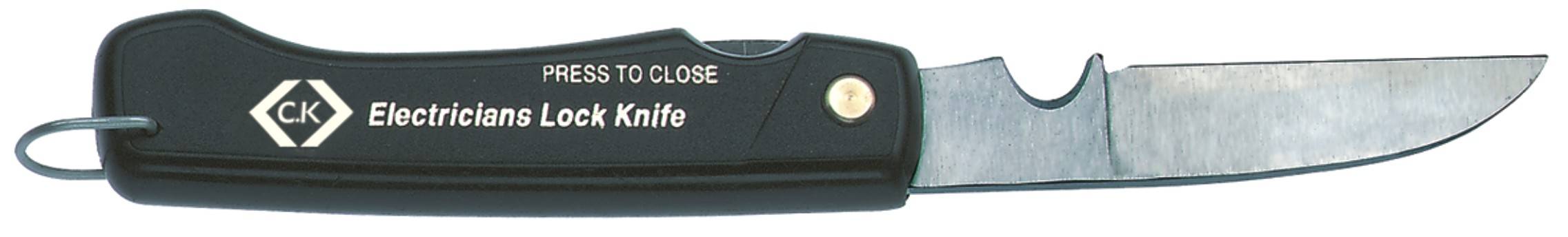 Čiernický vreckový nôž s nápisom 'Electricians Lock Knife'. Otvorená kovová čepeľ, čierny rukoväť s logom a textom.