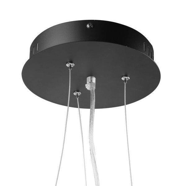 Čierne okrúhle stropné uchytenie so tromi závesnými káblami pre zavesenie lampy. Vhodné pre moderné interiérové osvetlenie.