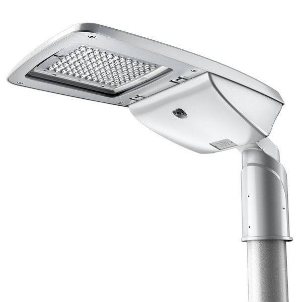 Strieborná LED pouličná lampa so štvorcovým tvarom svetelnej hlavice, namontovaná na kovovom stĺpe pred bielym pozadím.