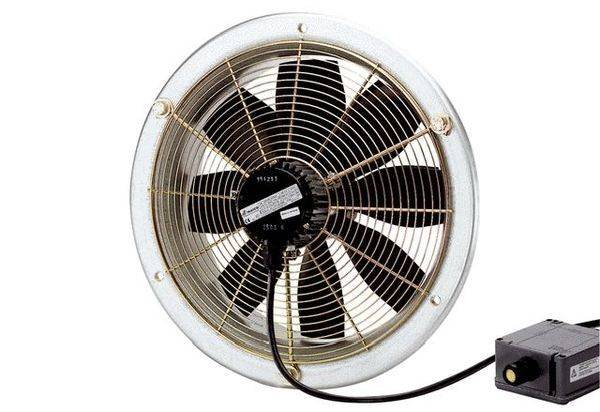 Okrúhly ventilátor s deviatimi čiernymi listami, kovovým ochranným krytom a pripojenou elektrickou riadiacou jednotkou.