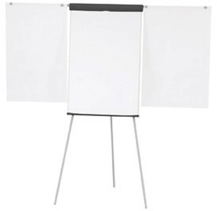 Prázdny flipchart na trojnožkovom stojane, pripravený na prezentácie alebo plánovanie v kancelárii alebo počas porád.