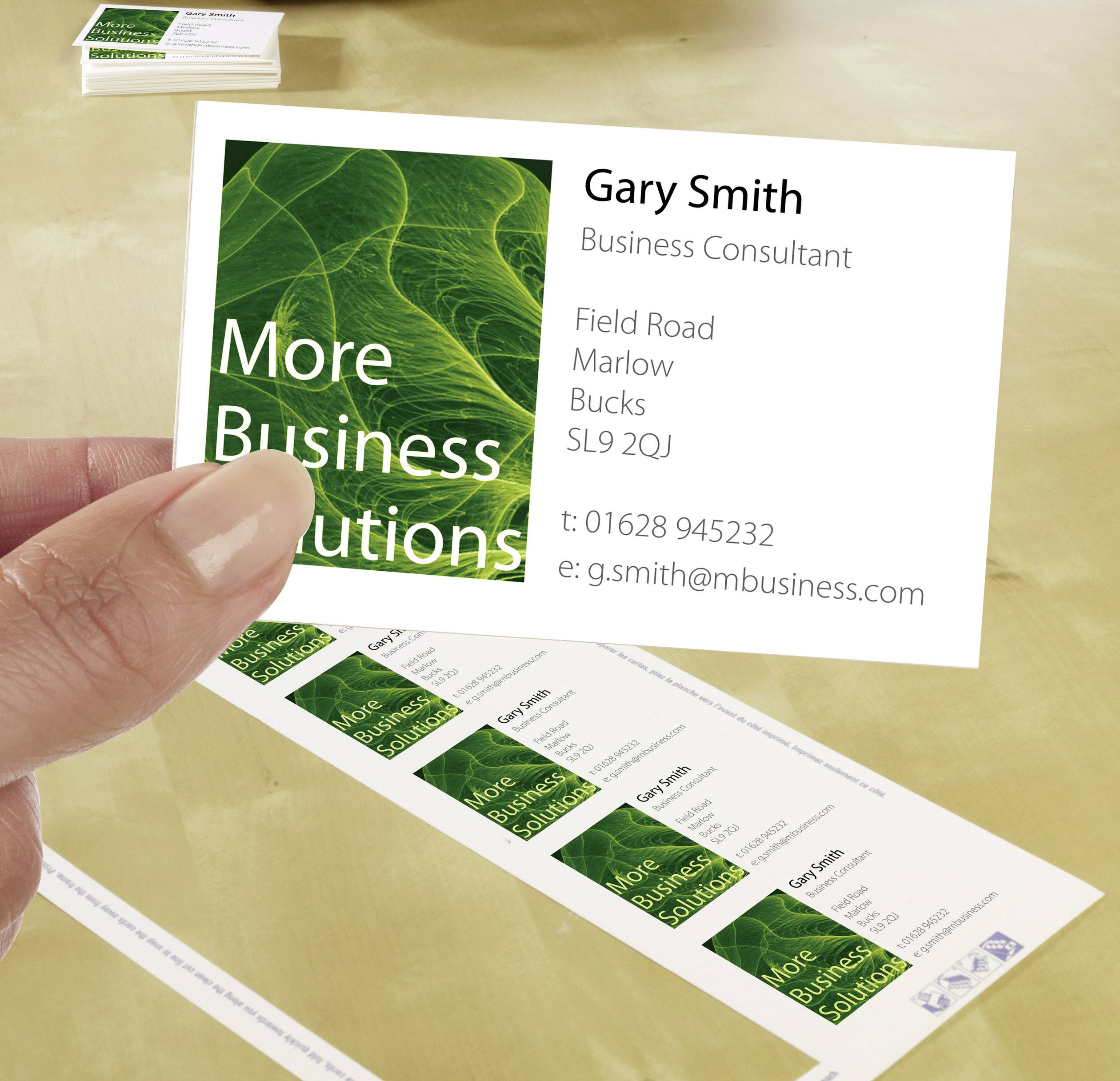 Vizitka spoločnosti 'More Business Solutions', na ktorej je Gary Smith, obchodný konzultant, s kontaktnými údajmi a logom v zelenom dizajne.