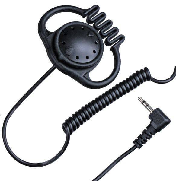 Čierny slúchadlový headset s uchom, vybavený špirálovým káblom a zakončený 3,5 mm jack konektorom.