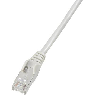Biely ethernetový kábel s konektorom RJ-45, ktorý sa používa pre počítačové siete a internetové pripojenia.