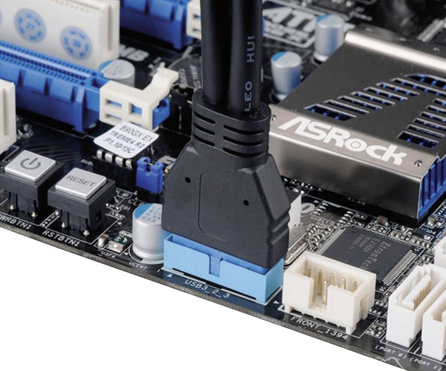 Detailný záber základnej dosky počítača s pripojeným HDMI káblom. Viditeľné sú rôzne porty a prepínače.