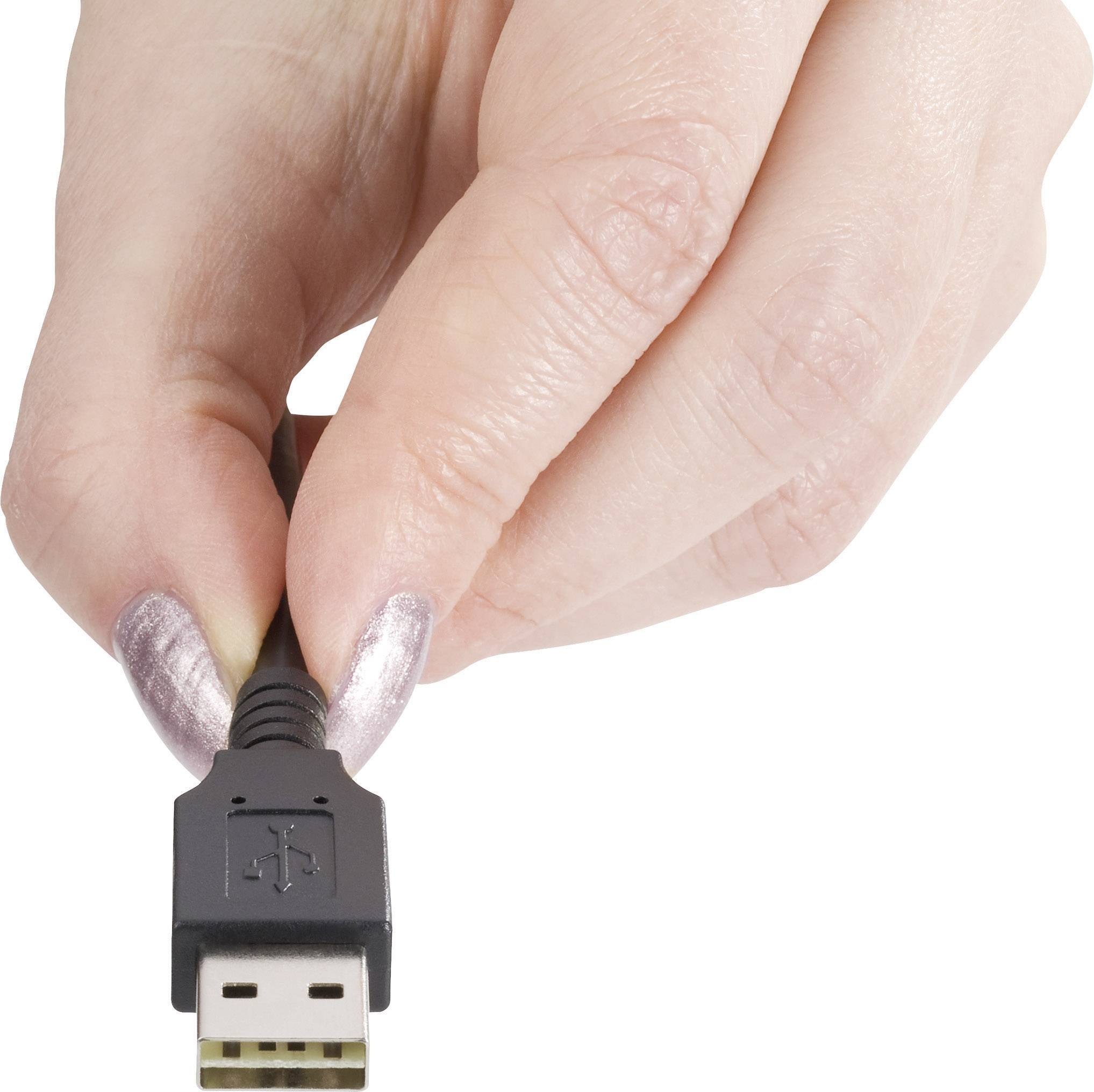 Jedna ruka drží čierne USB kábel smerom nadol koncovkou.