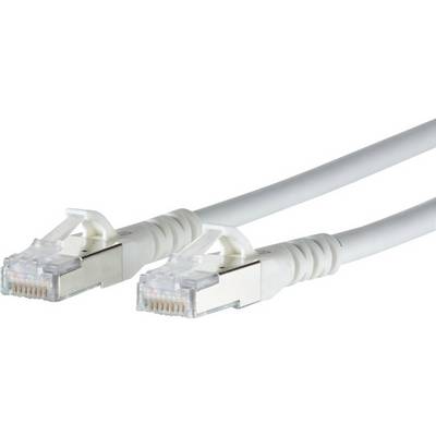 Dva biele ethernetové káble s RJ45 konektormi, položené vedľa seba pred bielym pozadím.