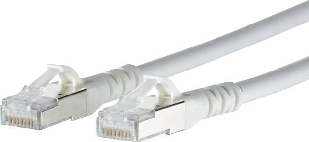 Dva biele ethernetové sieťové káble s RJ45 konektormi ležiace vedľa seba.