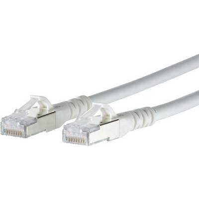 Dva biele ethernetové sieťové káble s RJ45 konektormi ležiace vedľa seba.