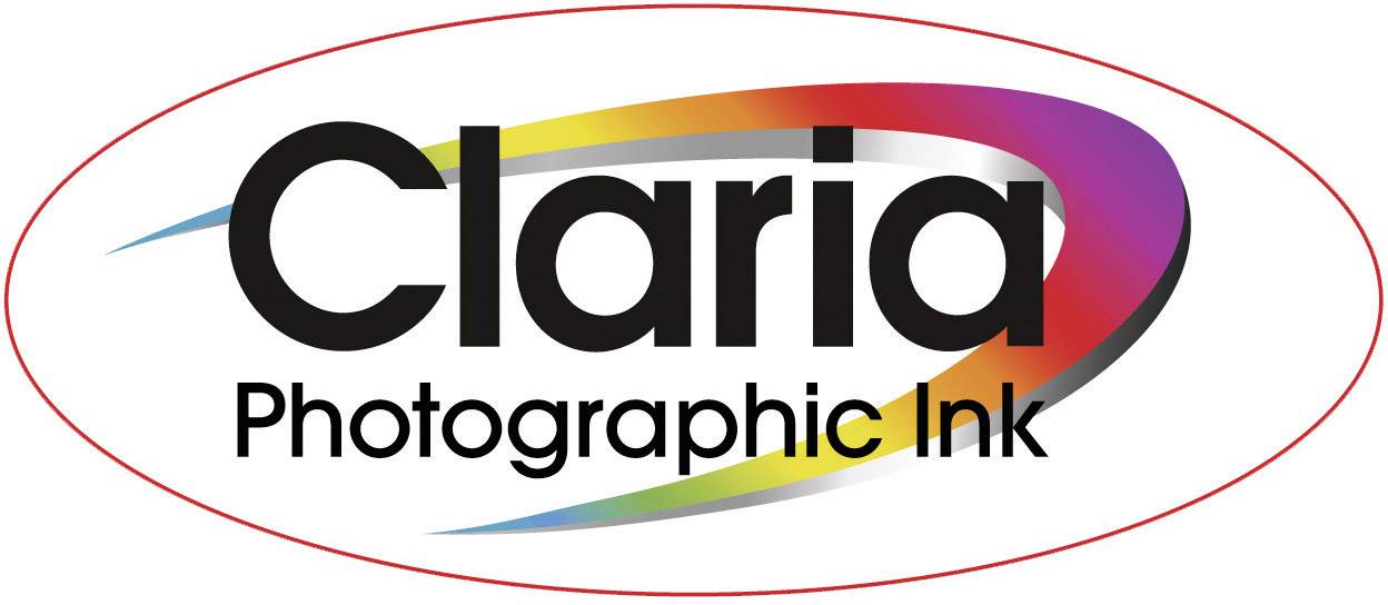 Logo značky 'Claria Photographic Ink' zobrazuje názov značky čiernym písmom pred zakrivením farebnej pásky.