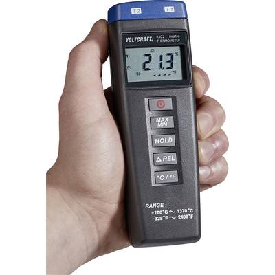 Roka drži digitalni termometer z zaslonom, ki prikazuje 21,3 stopinj Celzija. Na termometru so tipke za Max/Min, Hold, Rel, °C/°F in temperaturno območje.