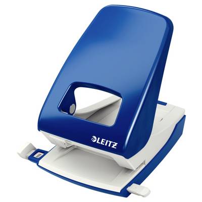 Modra luknjača znamke Leitz na beli podlagi, odprta. Uporablja se za luknjanje papirja za registratorje z ringli.