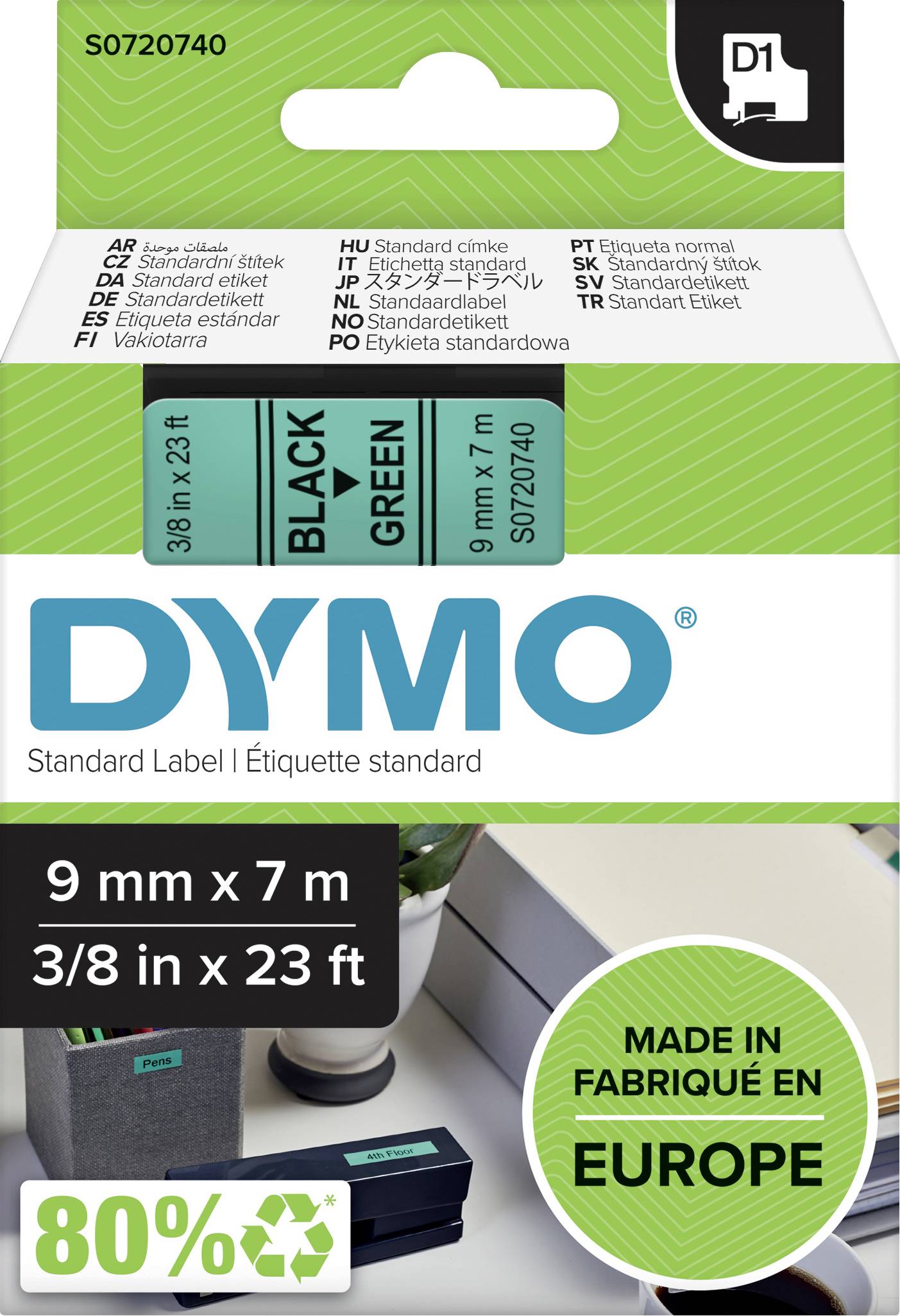 Embalaža z DYMO standardnimi nalepkami, 9 mm x 7 m, črna na zeleni podlagi. Nalepke so izdelane v Evropi.