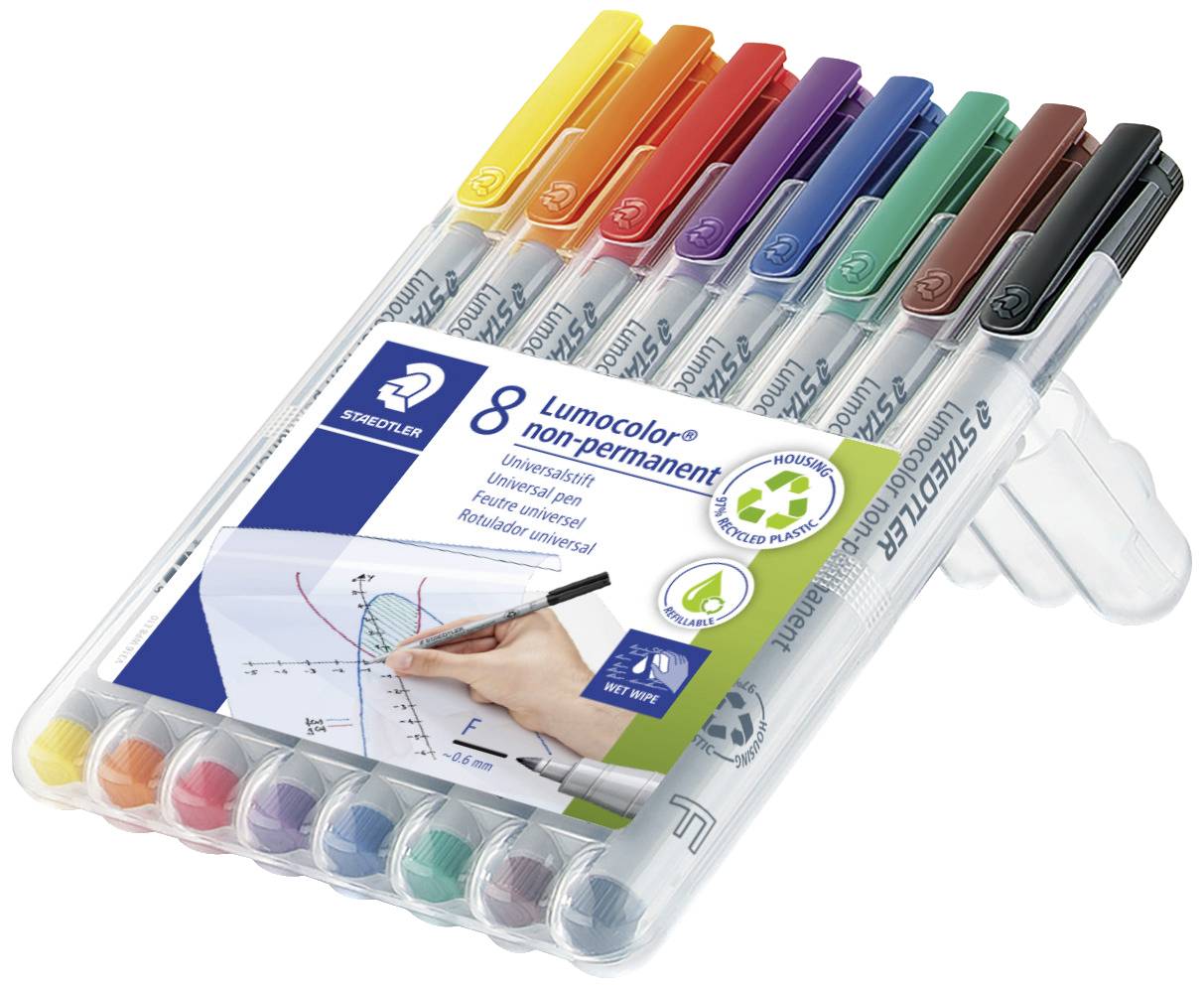 Osem Staedtler Lumocolor trajnih markerjev v različnih barvah, postavljenih v prosojnem etuiju. Embalaža nakazuje na recikliran plastični material.