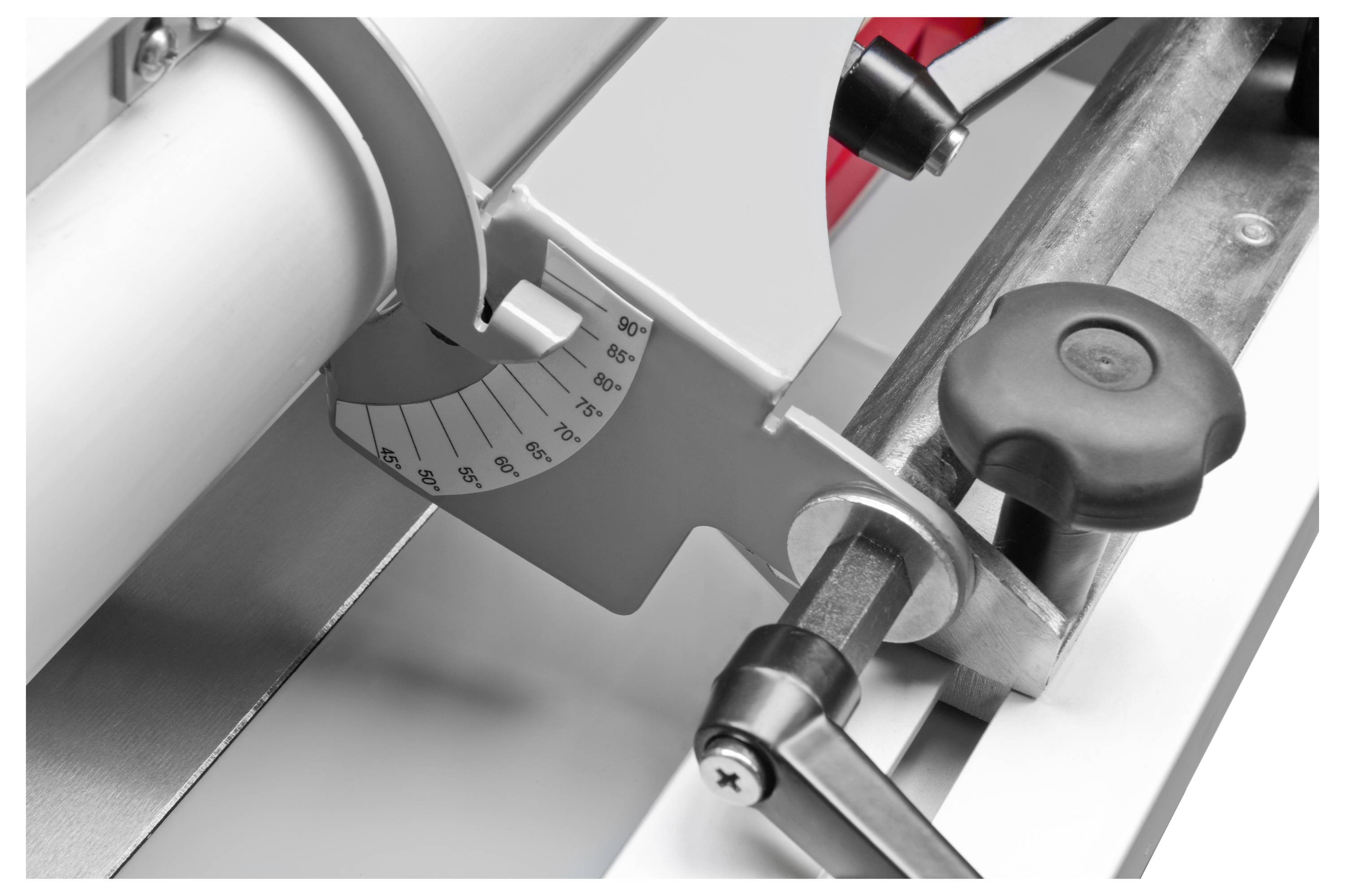 Bližnji posnetek strojnega dela z kotno lestvico. Prikazuje nastavljivi mehanizem z vzvodom in lestvico od 60 do 90 stopinj.