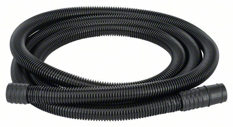 Črna, valovita cev, zvita in položena vodoravno na beli podlagi.