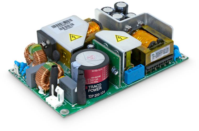 Tiskano vezje z elektronskimi komponentami, vključno s transformatorji, tuljavami in kondenzatorji. Industrijski napajalnik.
