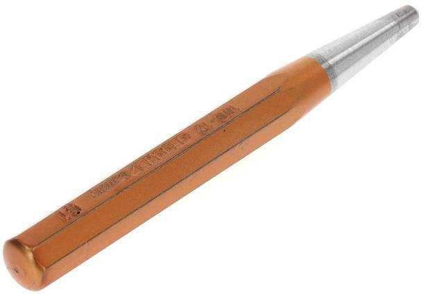 Oranžen ročaj ročnega orodja, verjetno dleto ali štempelj, z kovinsko konico, leži poševno. Primeren za obdelavo materiala.