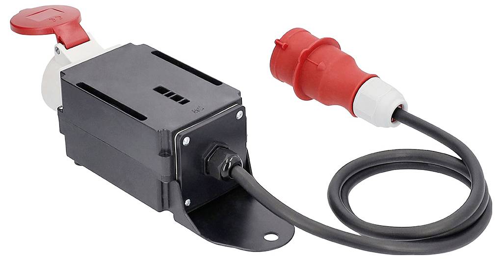 Črn adapter z rdečim in belim vtičem, povezan s kablom. Primeren za napajanje težkih naprav.