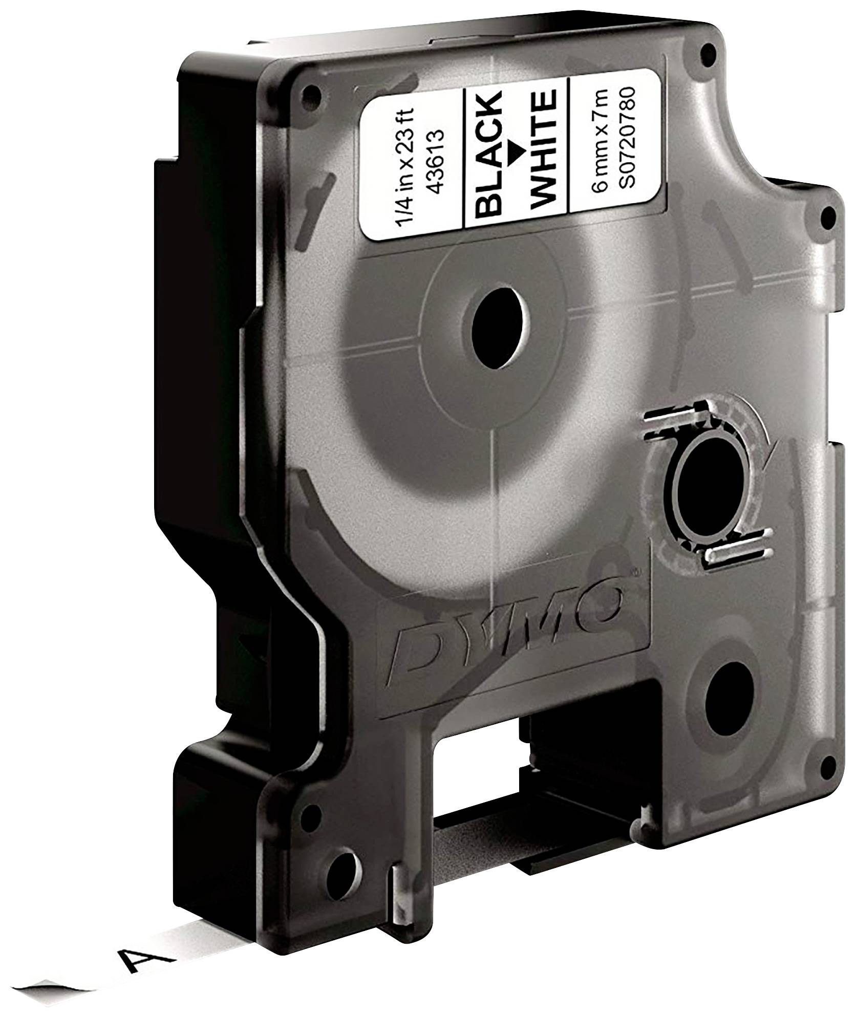 Dymo-nalepke v črno-beli barvi dimenzij 6 mm x 7 m, primerne za naprave za označevanje, ležijo na mizi.