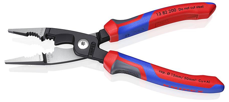 Par rdečih in modrih klešč Knipex z črno kovinsko glavo, na ročaju označenih z 'Ne rezati jekla', namenjenih za prijemanje in rezanje.