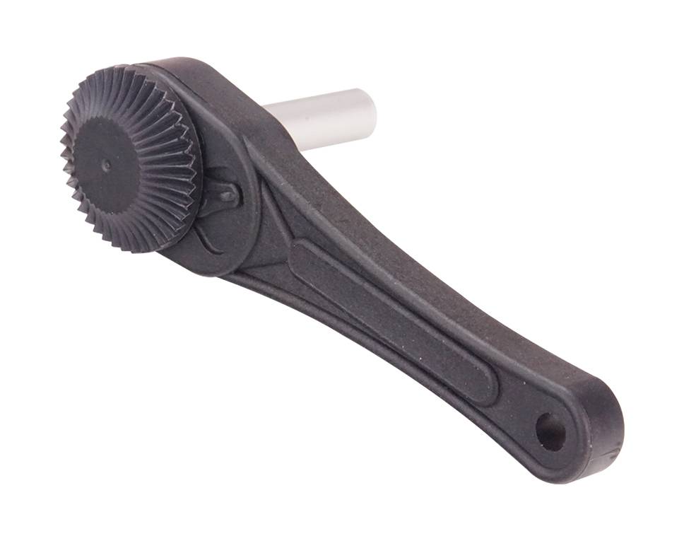 Črn, rebrast kotni nastavek z okroglim vrtljivim ročajem in cilindričnim kovinskim čepom, verjetno namenjen mehanskim napravam.