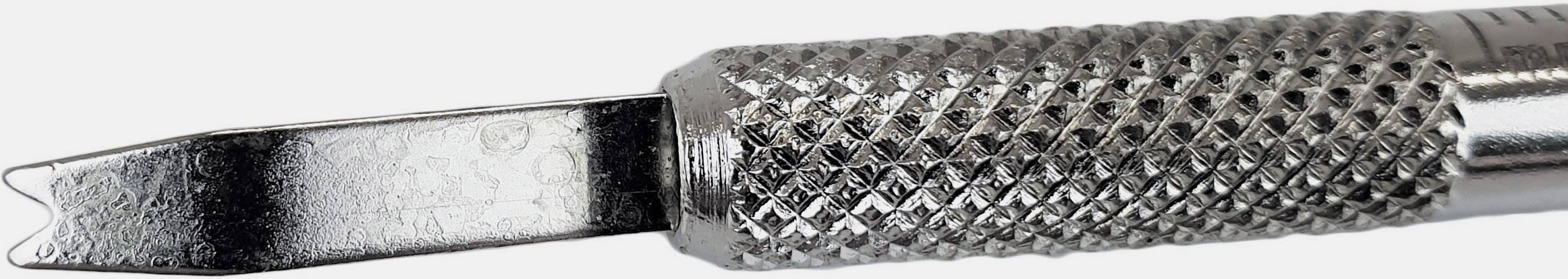 Kovinski gravirni dletni z nažlebljenim ročajem, ki prikazuje ostro, ploščato rezilo za fine gravirne posege.