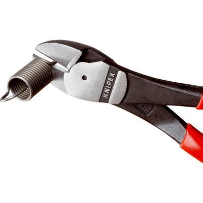 Detaljni pogled na rezalne kliješta Knipex z diagonalnim rezom, ki primežkujejo kovinsko vzmet navitka pred belo ozadjem.