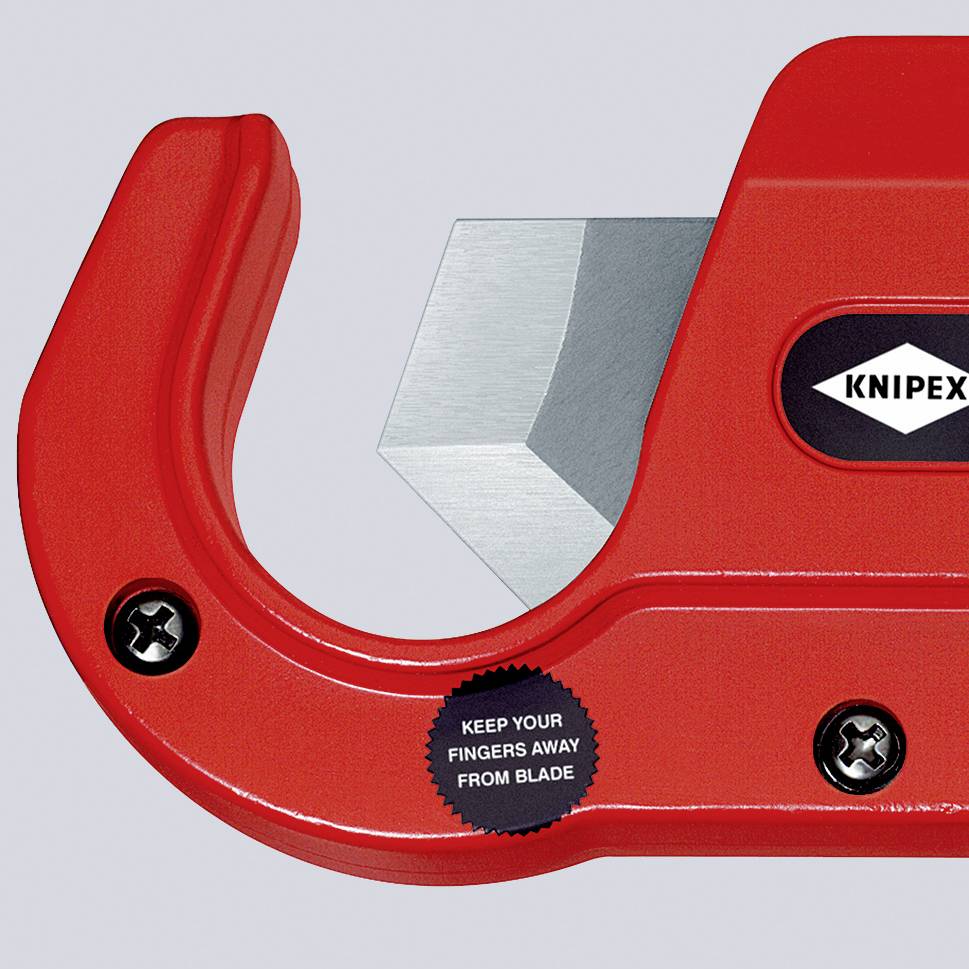 Rdeče orodje za rezanje cevi z logotipom KNIPEX. Opozorilo: 'DRŽITE PRSTE STRAN OD REZILA'. Primerno za cevi.
