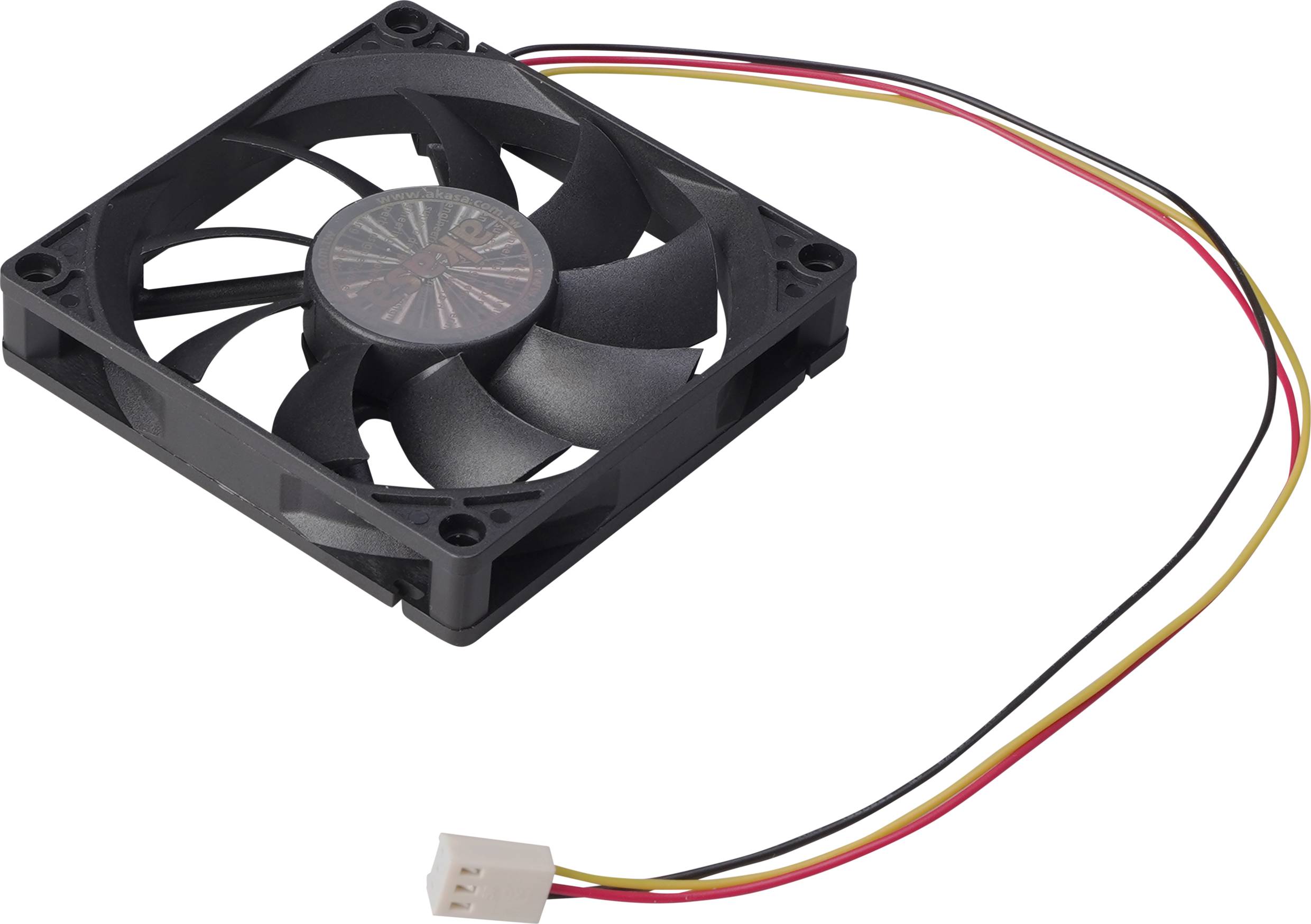 Črn računalniški ventilator s petimi krili, rdečo nalepko na sredini ter kablom s tremi žicami in vtičem.