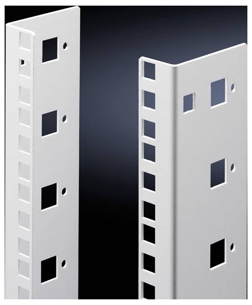 Dva bela kovinska kotnika s kvadratnimi luknjami pred temnim ozadjem.