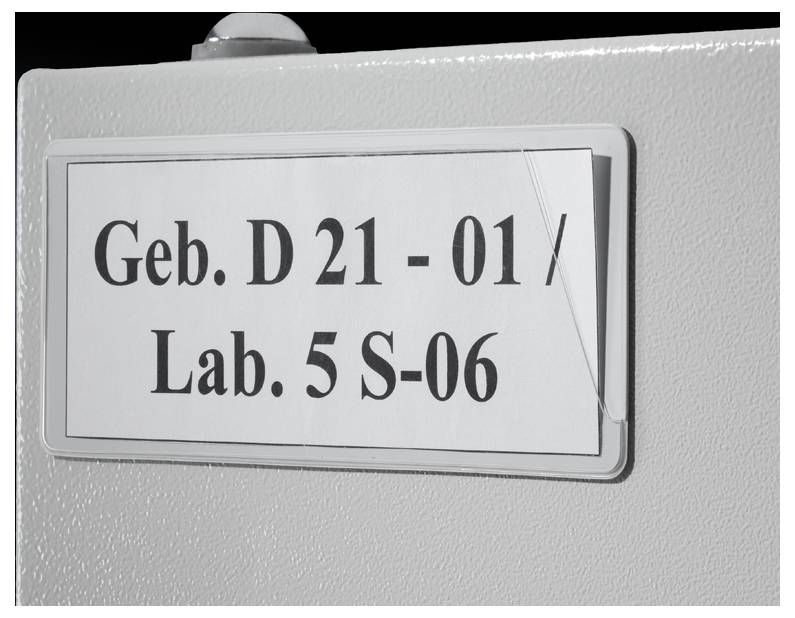 Ploščica z napisom 'Geb. D 21-01 / Lab. 5 S-06', ki nakazuje specifično številko prostora v stavbi.