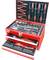 Odprt rdeč kovček z orodjem, ki prikazuje različna orodja, kot so klešče, izvijači in nasadni ključi na več ravneh.
