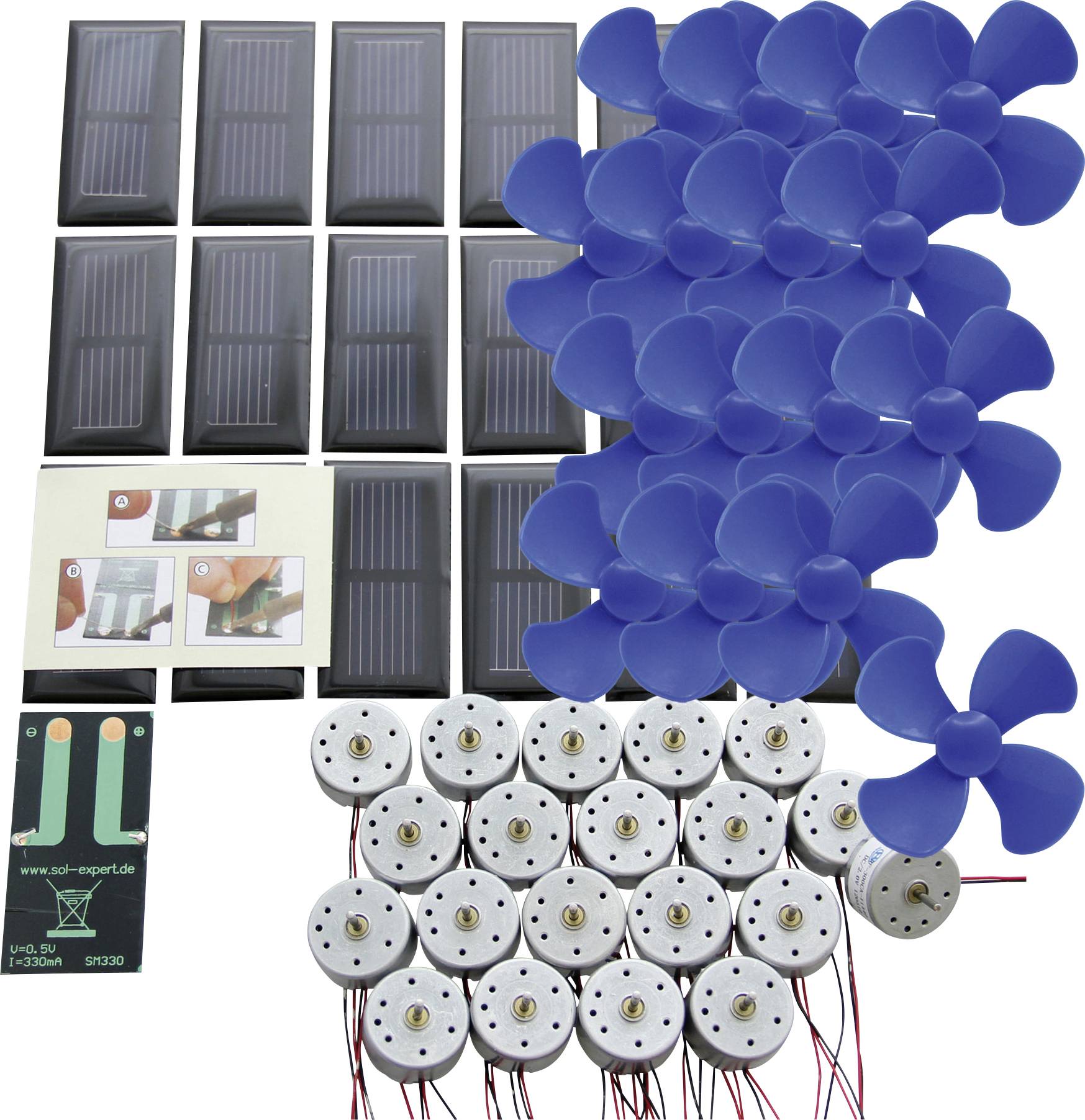 Raznovrstni majhni solarni in motorni deli, vključno s solarnimi celicami, modrimi ventilatorskimi lopatkami in električnimi motorji, razporejeni na beli podlagi.