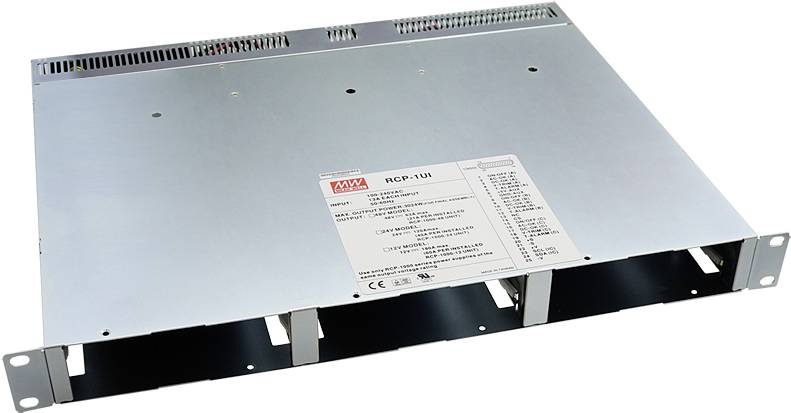 Kovinsko ohišje napajalnika za montažo v rack z oznakami in prezračevalnimi režami, primerno za vgradnjo v 19-palčne rack omare.